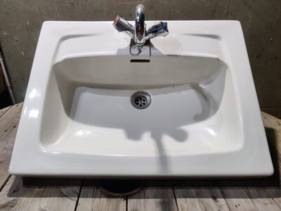 Vanha käsienpesuallas hanalla