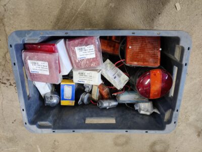 Laatikko sähkötarvikkeita