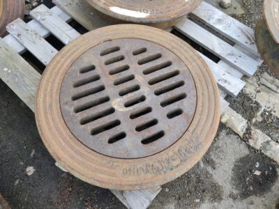 Valurauta, sadevesikaivon ritiläkansisto