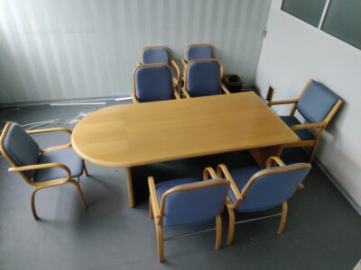 Neukkarin pöytä ja tuolit