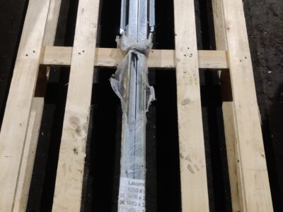 Peräkärryn kuomun sarana / kuomumekanismi