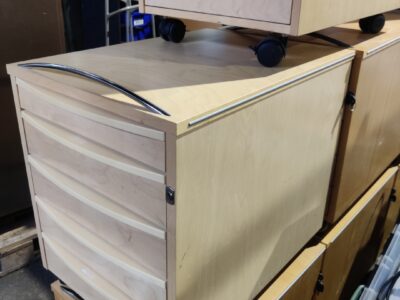 Laatikosto pyörillä