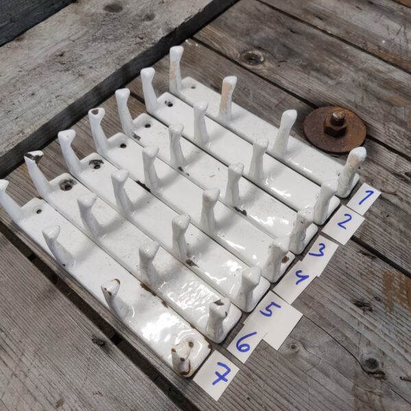 emalinen koukkurivi 4 koukkua