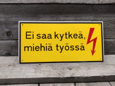 Miehiä työssä, kyltti