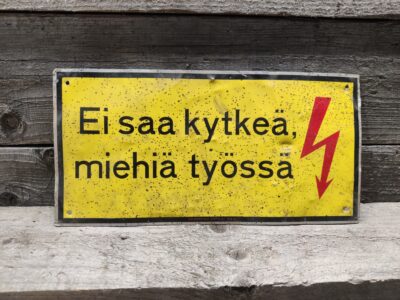 Miehiä työssä, kyltti