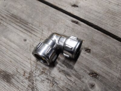 Puserrusliitin kulma 18 mm kromattu
